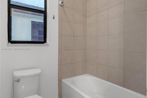 Casa en venta en Hialeah, Florida, 3 dormitorios, 212.84 m2 № 1982685 - foto 22
