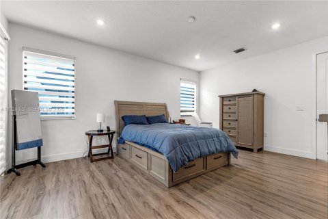 Casa en venta en Hialeah, Florida, 3 dormitorios, 212.84 m2 № 1982685 - foto 14