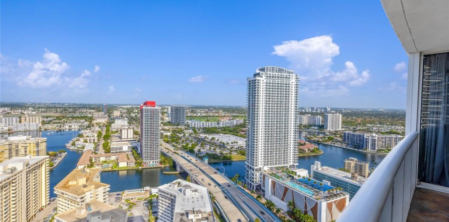 Condo à Hallandale Beach, Floride, 3 chambres № 1752293