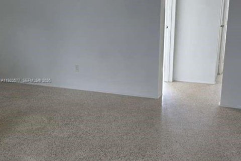 Propiedad comercial en venta en Miami Beach, Florida № 2000654 - foto 3