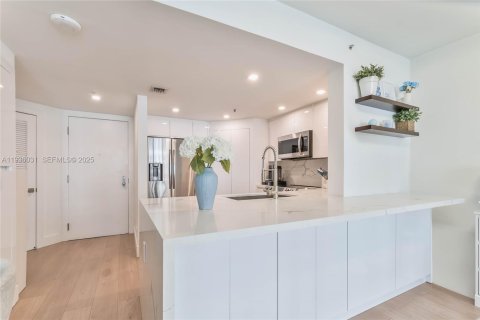 Condo in Miami, Florida, 1 bedroom  № 1994155 - photo 1