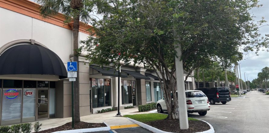 Propiedad comercial en Coral Springs, Florida № 2178007
