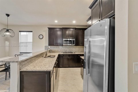 House in Doral, Florida 5 bedrooms, 286.51 sq.m. № 1731739 - photo 4