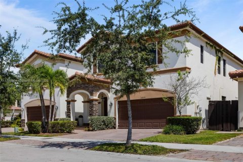 House in Doral, Florida 5 bedrooms, 286.51 sq.m. № 1731739 - photo 7