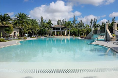 House in Doral, Florida 5 bedrooms, 286.51 sq.m. № 1731739 - photo 2