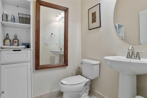 House in Doral, Florida 5 bedrooms, 286.51 sq.m. № 1731739 - photo 12