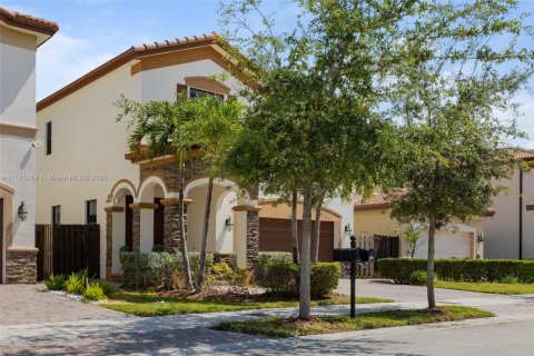 House in Doral, Florida 5 bedrooms, 286.51 sq.m. № 1731739 - photo 8
