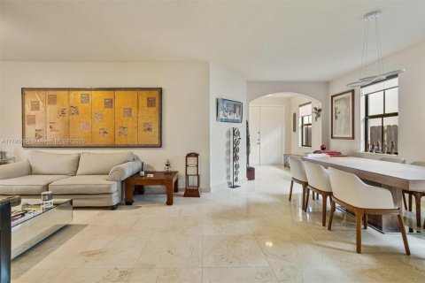 House in Doral, Florida 5 bedrooms, 286.51 sq.m. № 1731739 - photo 9