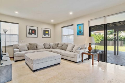 House in Doral, Florida 5 bedrooms, 286.51 sq.m. № 1731739 - photo 17
