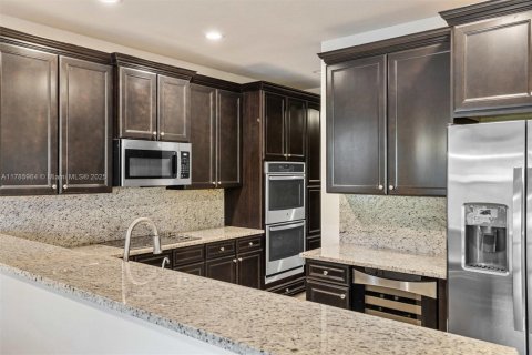House in Doral, Florida 5 bedrooms, 286.51 sq.m. № 1731739 - photo 11