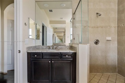 House in Doral, Florida 5 bedrooms, 286.51 sq.m. № 1731739 - photo 25