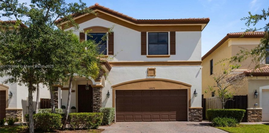 House in Doral, Florida 5 bedrooms, 286.51 sq.m. № 1731739