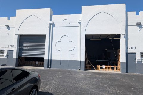Commercial property in Opa-locka, Florida № 1874551 - photo 1