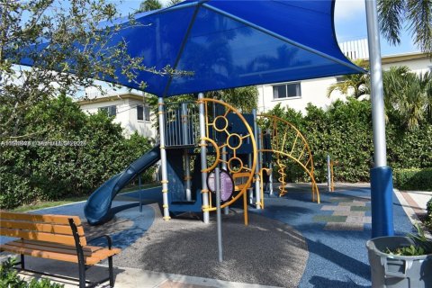 House in Bay Harbor Islands, Florida 2 bedrooms, 83.61 sq.m. № 2004396 - photo 13