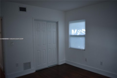 House in Bay Harbor Islands, Florida 2 bedrooms, 83.61 sq.m. № 2004396 - photo 10