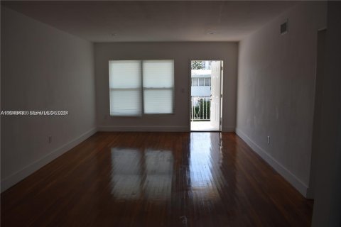 House in Bay Harbor Islands, Florida 2 bedrooms, 83.61 sq.m. № 2004396 - photo 3