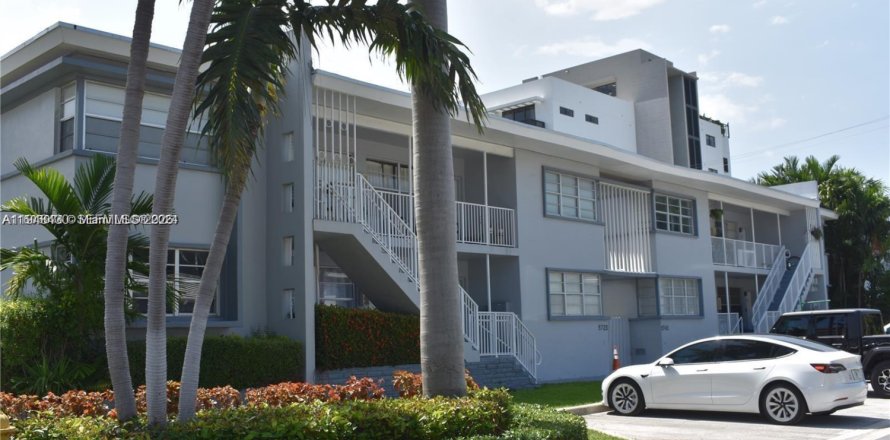 House in Bay Harbor Islands, Florida 2 bedrooms, 83.61 sq.m. № 2004396