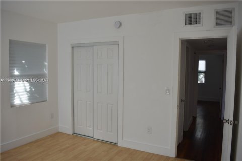 House in Bay Harbor Islands, Florida 2 bedrooms, 83.61 sq.m. № 2004396 - photo 8