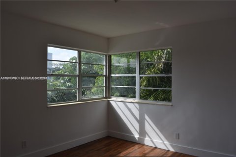 House in Bay Harbor Islands, Florida 2 bedrooms, 83.61 sq.m. № 2004396 - photo 11