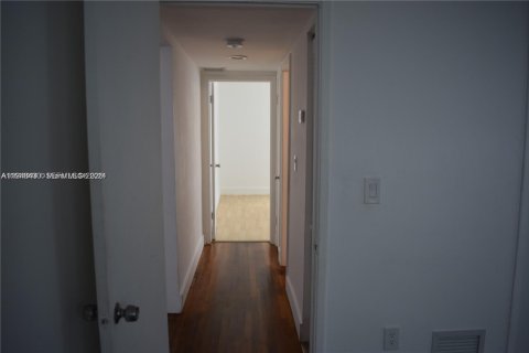 House in Bay Harbor Islands, Florida 2 bedrooms, 83.61 sq.m. № 2004396 - photo 6