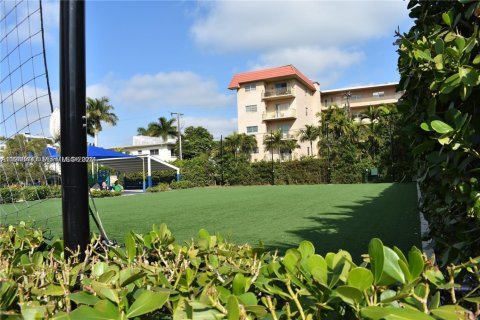 House in Bay Harbor Islands, Florida 2 bedrooms, 83.61 sq.m. № 2004396 - photo 12