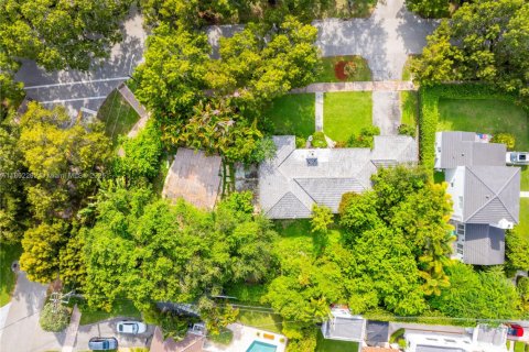 House in Coral Gables, Florida 4 bedrooms, 177.26 sq.m. № 1891434 - photo 11