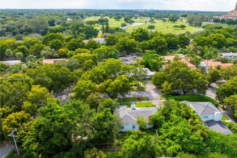 House in Coral Gables, Florida 4 bedrooms, 177.26 sq.m. № 1891434 - photo 13