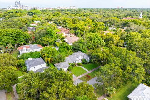 House in Coral Gables, Florida 4 bedrooms, 177.26 sq.m. № 1891434 - photo 17