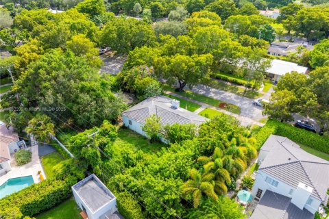 House in Coral Gables, Florida 4 bedrooms, 177.26 sq.m. № 1891434 - photo 10