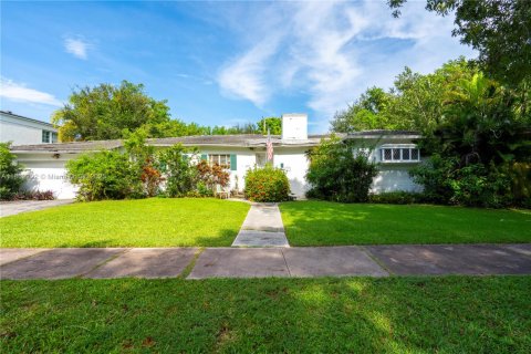 House in Coral Gables, Florida 4 bedrooms, 177.26 sq.m. № 1891434 - photo 3