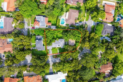 House in Coral Gables, Florida 4 bedrooms, 177.26 sq.m. № 1891434 - photo 1