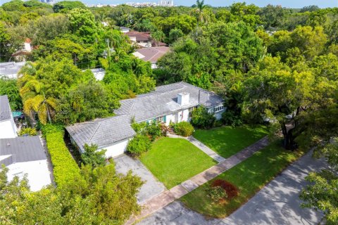 House in Coral Gables, Florida 4 bedrooms, 177.26 sq.m. № 1891434 - photo 6
