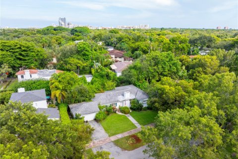 House in Coral Gables, Florida 4 bedrooms, 177.26 sq.m. № 1891434 - photo 18