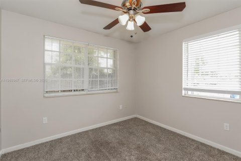 Villa ou maison à louer à Hallandale Beach, Floride: 3 chambres, 131.83 m2 № 2043498 - photo 11