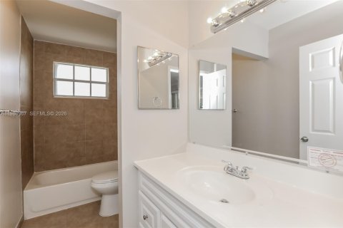 Villa ou maison à louer à Hallandale Beach, Floride: 3 chambres, 131.83 m2 № 2043498 - photo 13