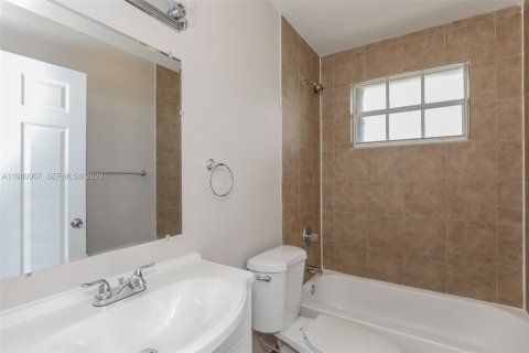 Villa ou maison à louer à Hallandale Beach, Floride: 3 chambres, 131.83 m2 № 2043498 - photo 14