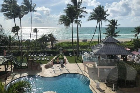 Condo in Miami Beach, Florida, 2 bedrooms  № 1480488 - photo 1