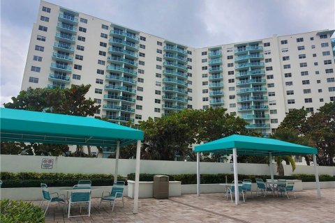 Condo in Hollywood, Florida, 2 bedrooms  № 1139280 - photo 1