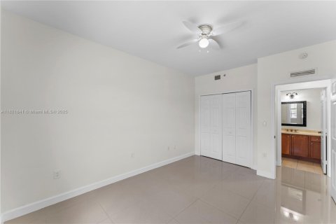 Condo in Miami, Florida, 2 bedrooms  № 1784146 - photo 9