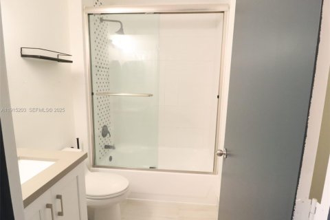 Condominio en alquiler en Miami, Florida, 3 dormitorios, 93.83 m2 № 1986027 - foto 8