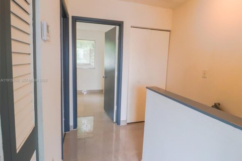 Condominio en alquiler en Miami, Florida, 3 dormitorios, 93.83 m2 № 1986027 - foto 5