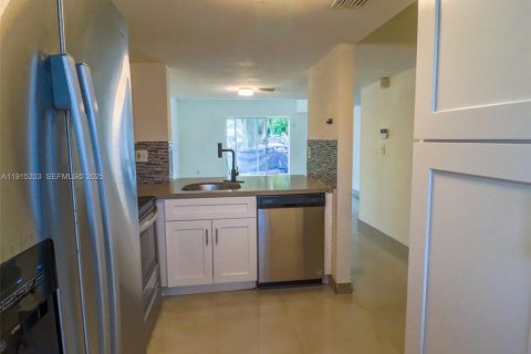 Condominio en alquiler en Miami, Florida, 3 dormitorios, 93.83 m2 № 1986027 - foto 4
