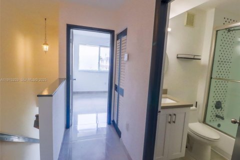 Condominio en alquiler en Miami, Florida, 3 dormitorios, 93.83 m2 № 1986027 - foto 6