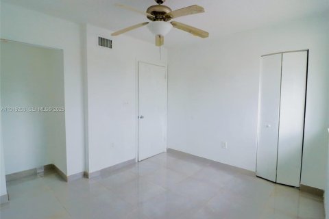 Condominio en alquiler en Miami, Florida, 3 dormitorios, 93.83 m2 № 1986027 - foto 24