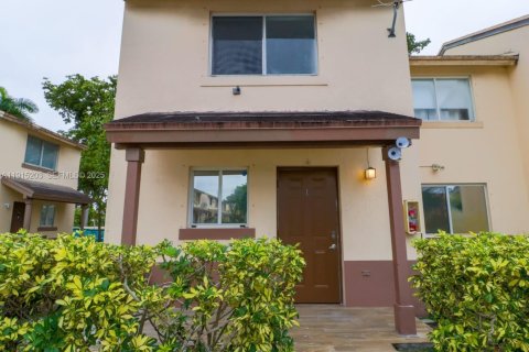 Condominio en alquiler en Miami, Florida, 3 dormitorios, 93.83 m2 № 1986027 - foto 17