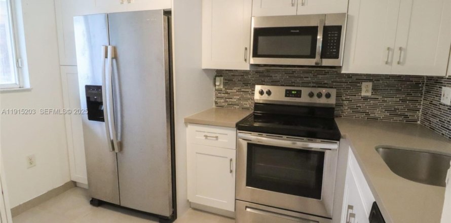 Condominio en Miami, Florida, 3 dormitorios  № 1986027