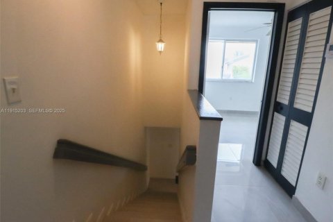 Condominio en alquiler en Miami, Florida, 3 dormitorios, 93.83 m2 № 1986027 - foto 10