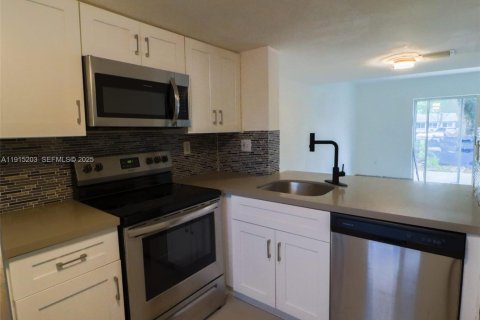 Condominio en alquiler en Miami, Florida, 3 dormitorios, 93.83 m2 № 1986027 - foto 2