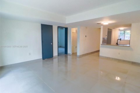 Condominio en alquiler en Miami, Florida, 3 dormitorios, 93.83 m2 № 1986027 - foto 3