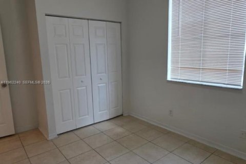 Снять в аренду таунхаус в Хомстед, Флорида 3 спальни, 103.59м2, № 2024903 - фото 2